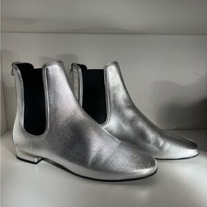 Salvatore Ferragamo Aicha Chelsea boots in silver Metallic leather. Size 7
